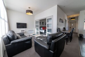 Premier One-Bedroom Apartment | Vardagsrum | 40-tums LCD-tv med satellitkanaler och tv