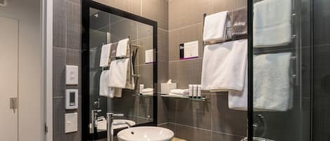 Executive Studio with Balcony | Baño | Amenidades de baño gratuitas, secadora de cabello, batas, pantuflas