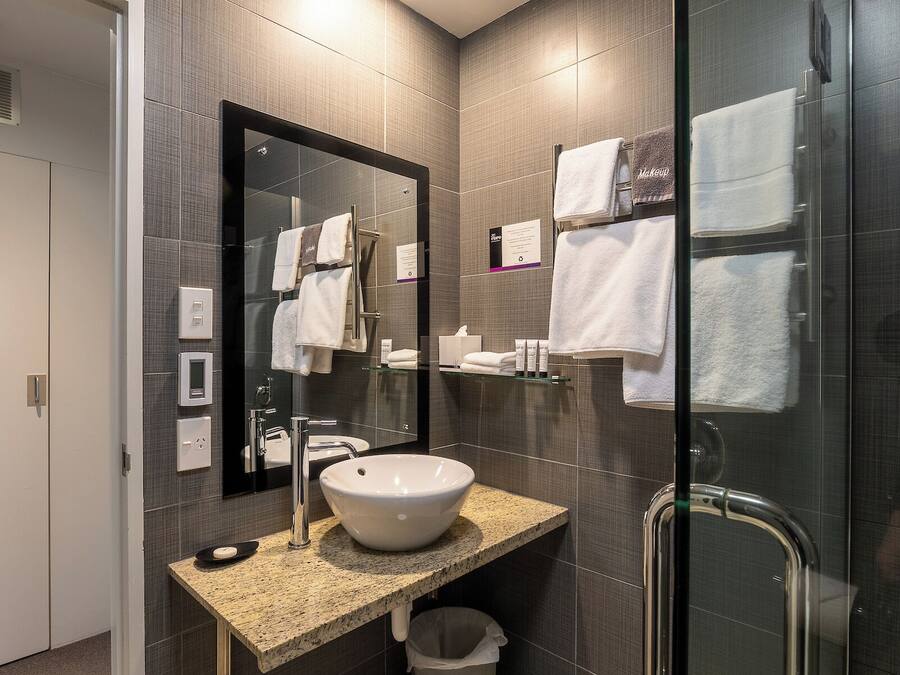 Executive Studio with Balcony | Bathroom | Free toiletries, hair dryer, bathrobes, slippers
