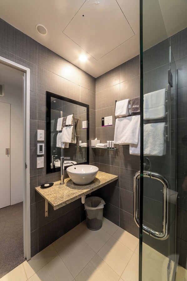 Executive Studio with Balcony | Bathroom - 315 Euro Motel & Serviced Apartments (Dunedin)
