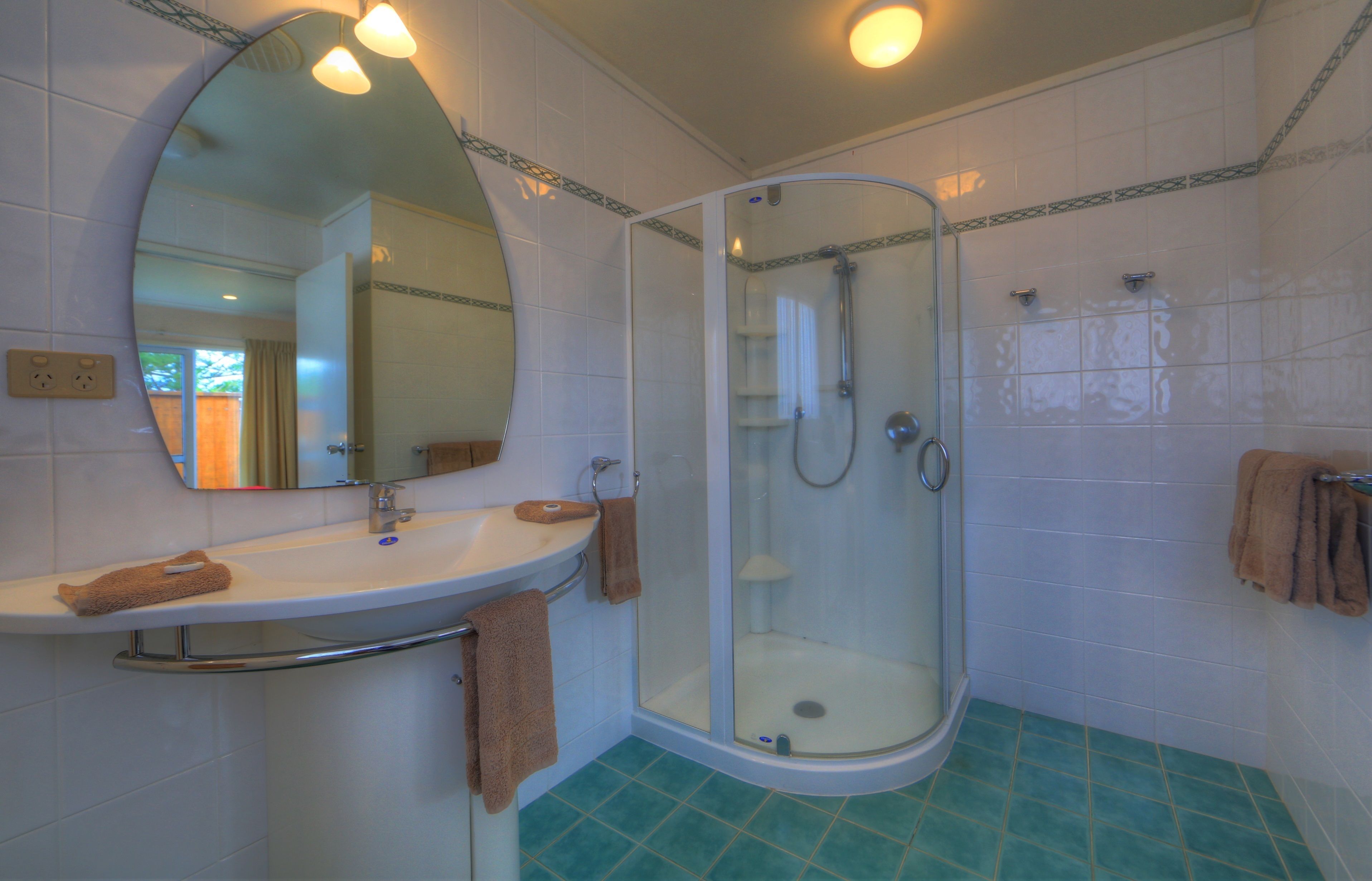 Een douche, gratis toiletartikelen, een haardroger, handdoeken