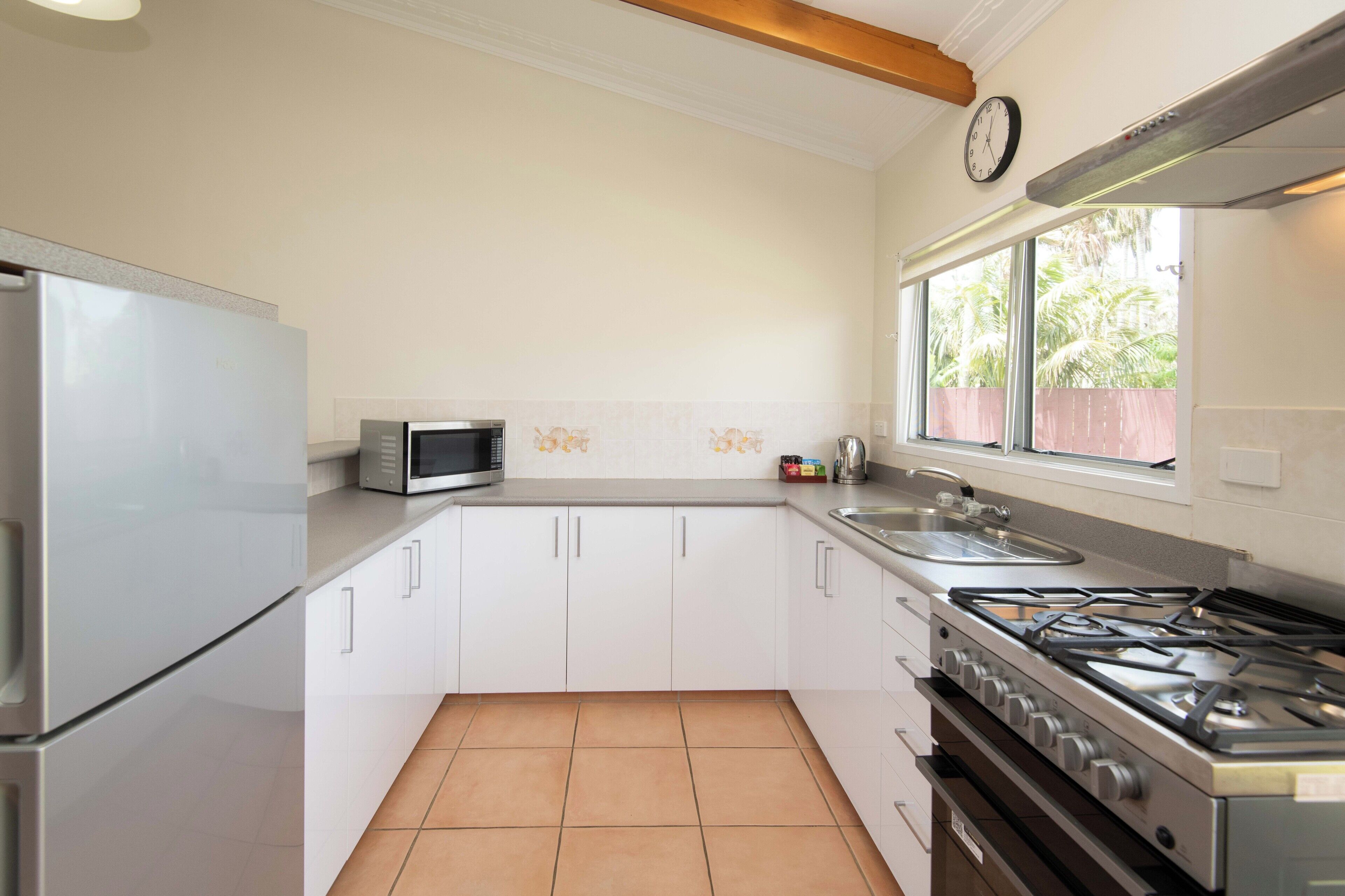 Full-sized fridge, microwave, oven, stovetop