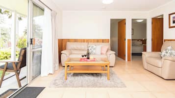 Apartment, 2 Bedrooms | Living room | 40-cm Smart TV with digital channels