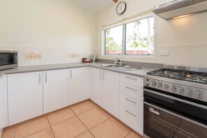 Apartment, 1 Bedroom | Private kitchen | Full-size fridge, microwave, oven, stovetop