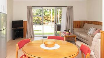 Apartment, 2 Bedrooms | Dining room