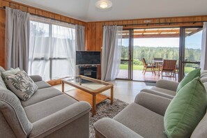 40-cm flat-screen TV with digital channels, TV, DVD player - Whispering Pines (Norfolk Island)