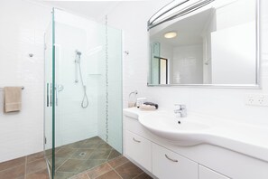 Shower, free toiletries, hair dryer, towels - Whispering Pines (Norfolk Island)