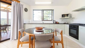 2 Bedroom/1 Bathroom Cottage with Mountain View | Private kitchen | Full-size fridge, microwave, oven, stovetop - Whispering Pines (Norfolk Island)