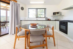 2 Bedroom/1 Bathroom Cottage with Mountain View | Private kitchen | Full-size fridge, microwave, oven, stovetop - Whispering Pines (Norfolk Island)