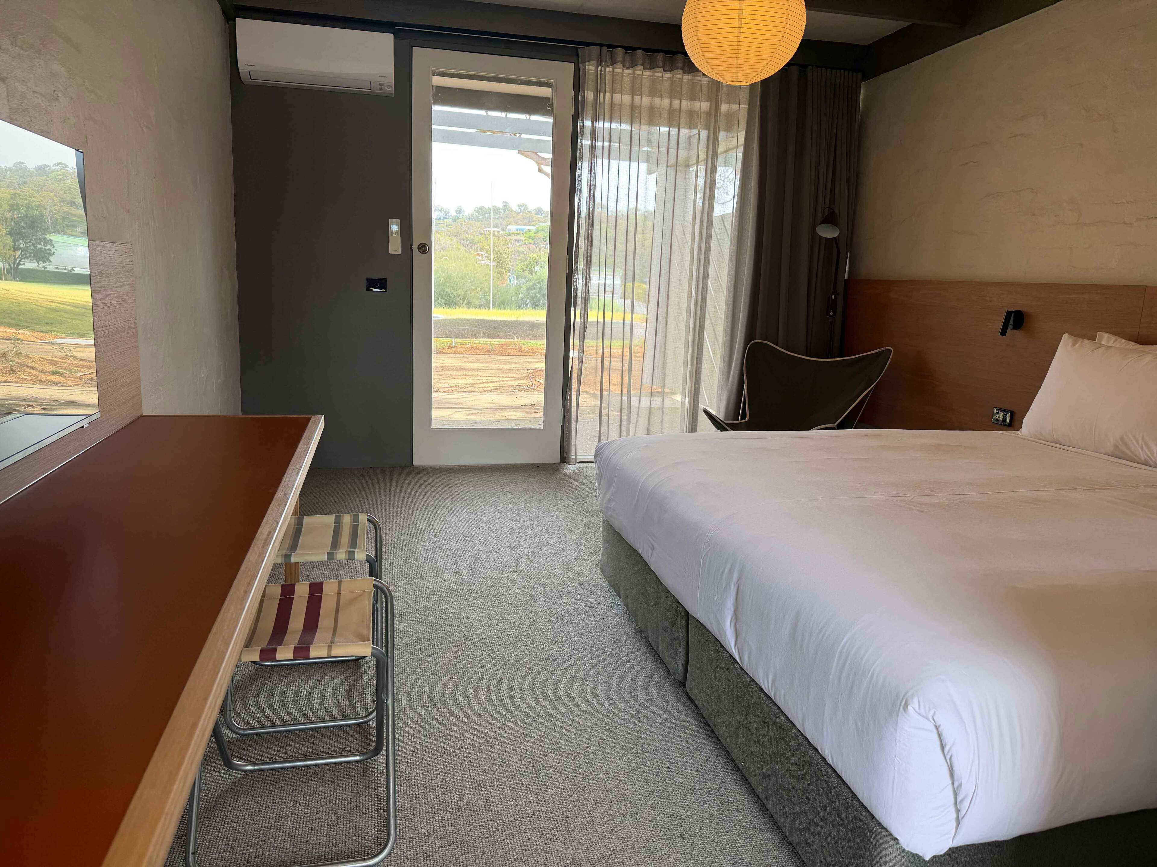 King Courtyard Room | Strykejern/-brett, wi-fi (inkludert) og sengetøy