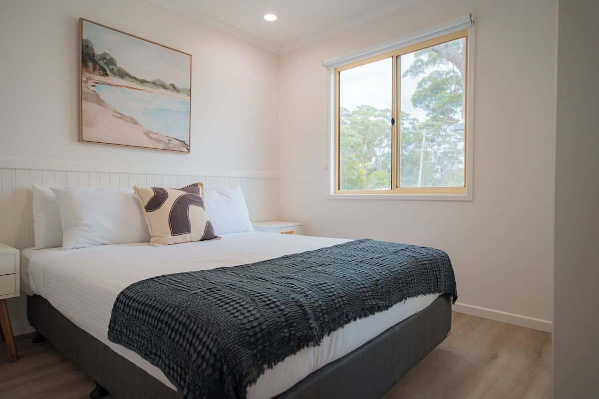 Superior Beach Comber | 2 bedrooms, iron/ironing board, free WiFi, bed sheets
