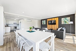 Living area - The Black Dolphin Holiday Park (Merimbula)
