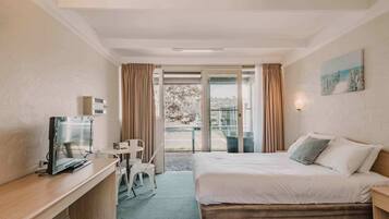 Standard Triple Room (Unrenovated) | Tabla de planchar con plancha, wifi gratis y ropa de cama