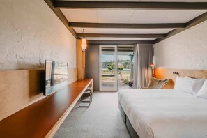 King Courtyard Superior Room | Iron/ironing board, free WiFi, bed sheets - The Black Dolphin Holiday Park (Merimbula)