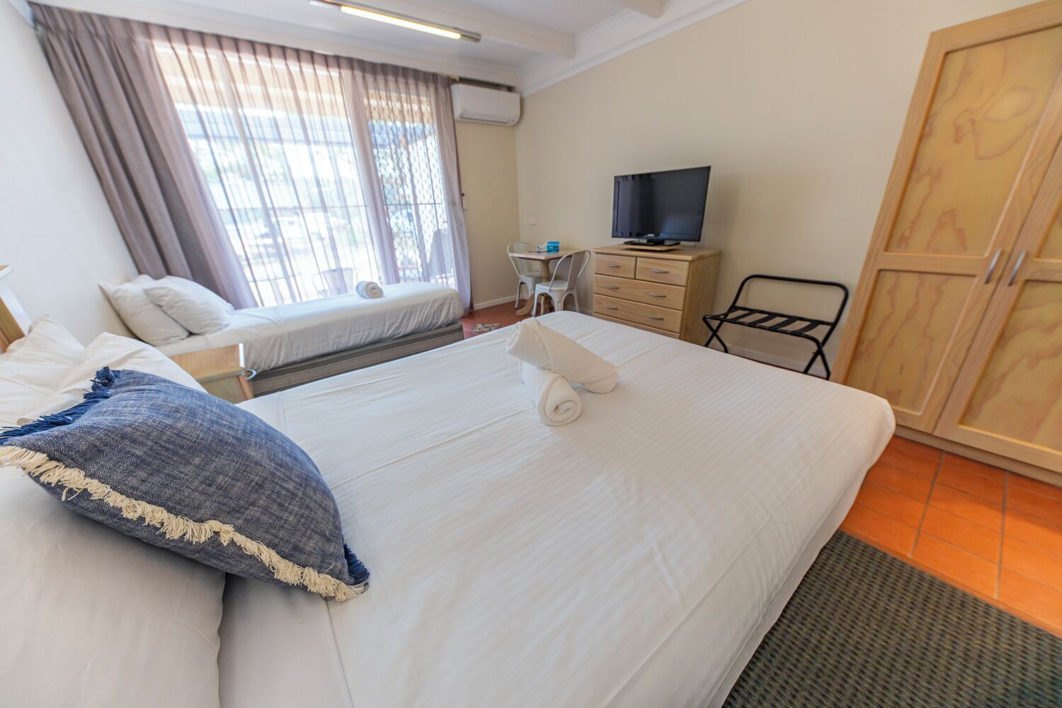 Standard Triple Room (Unrenovated) | Strykejern/-brett, wi-fi (inkludert) og sengetøy