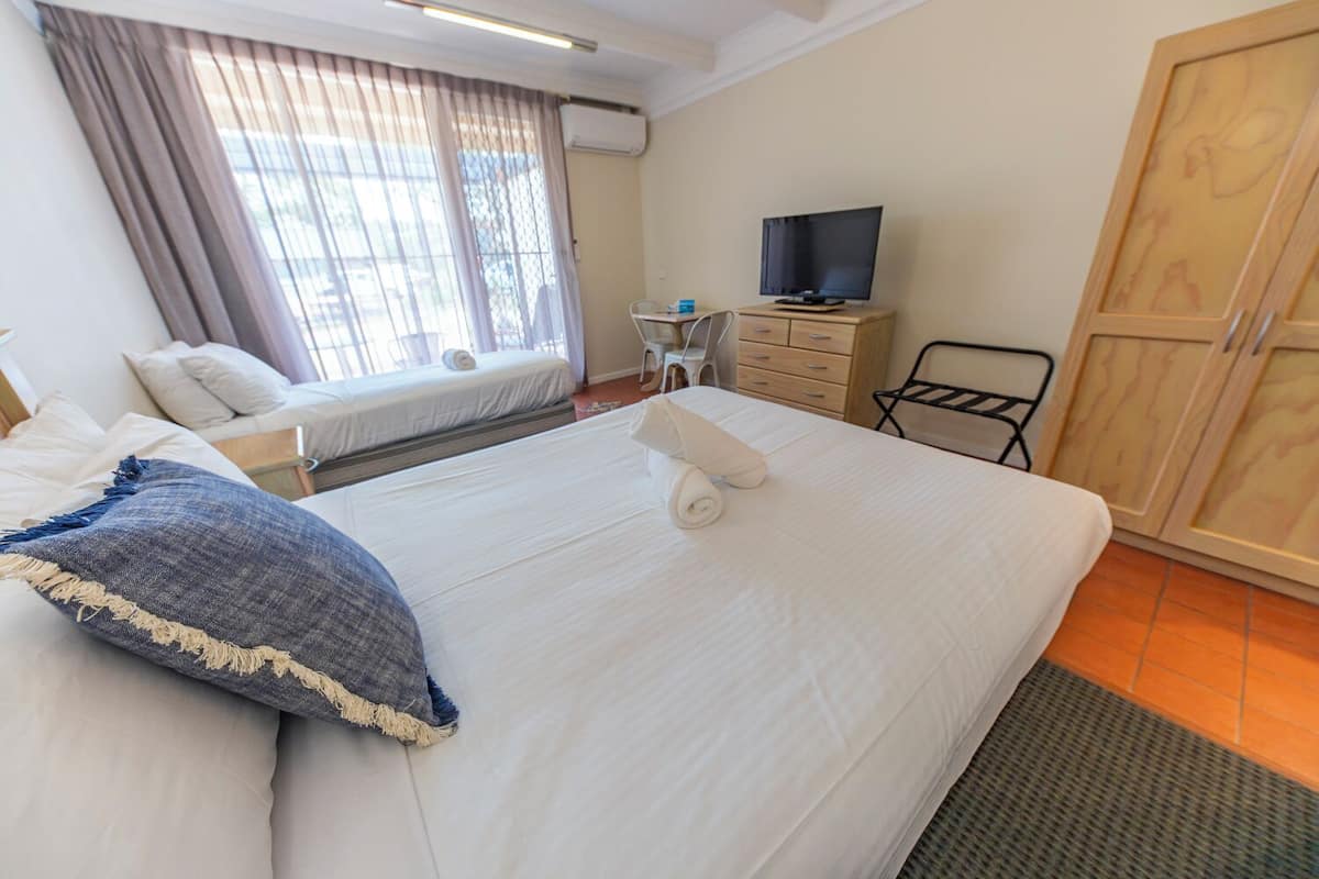 Iron/ironing board, free WiFi, bed sheets