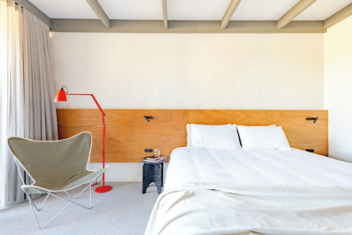 Tabla de planchar con plancha, wifi gratis y ropa de cama