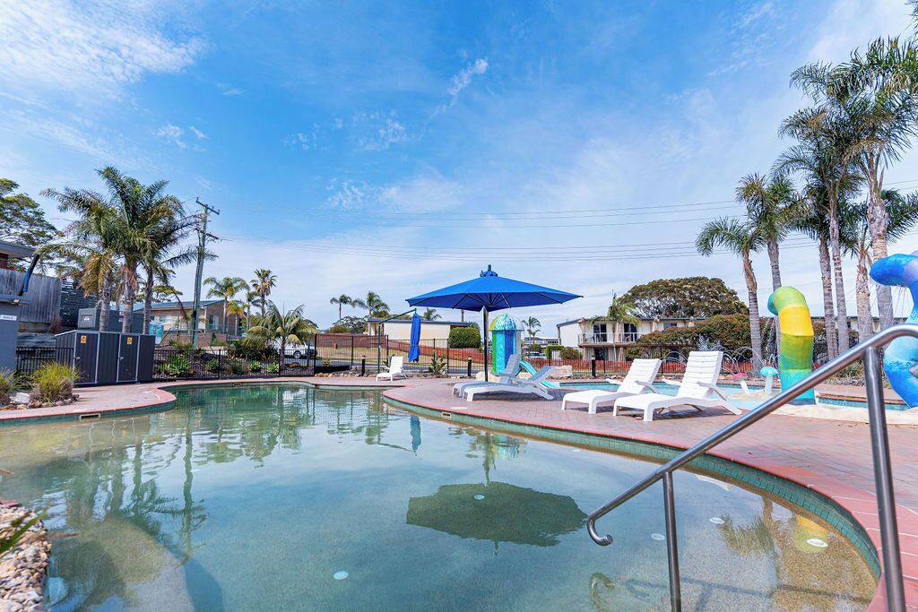 3 albercas al aire libre, sombrillas en la alberca y camastros 