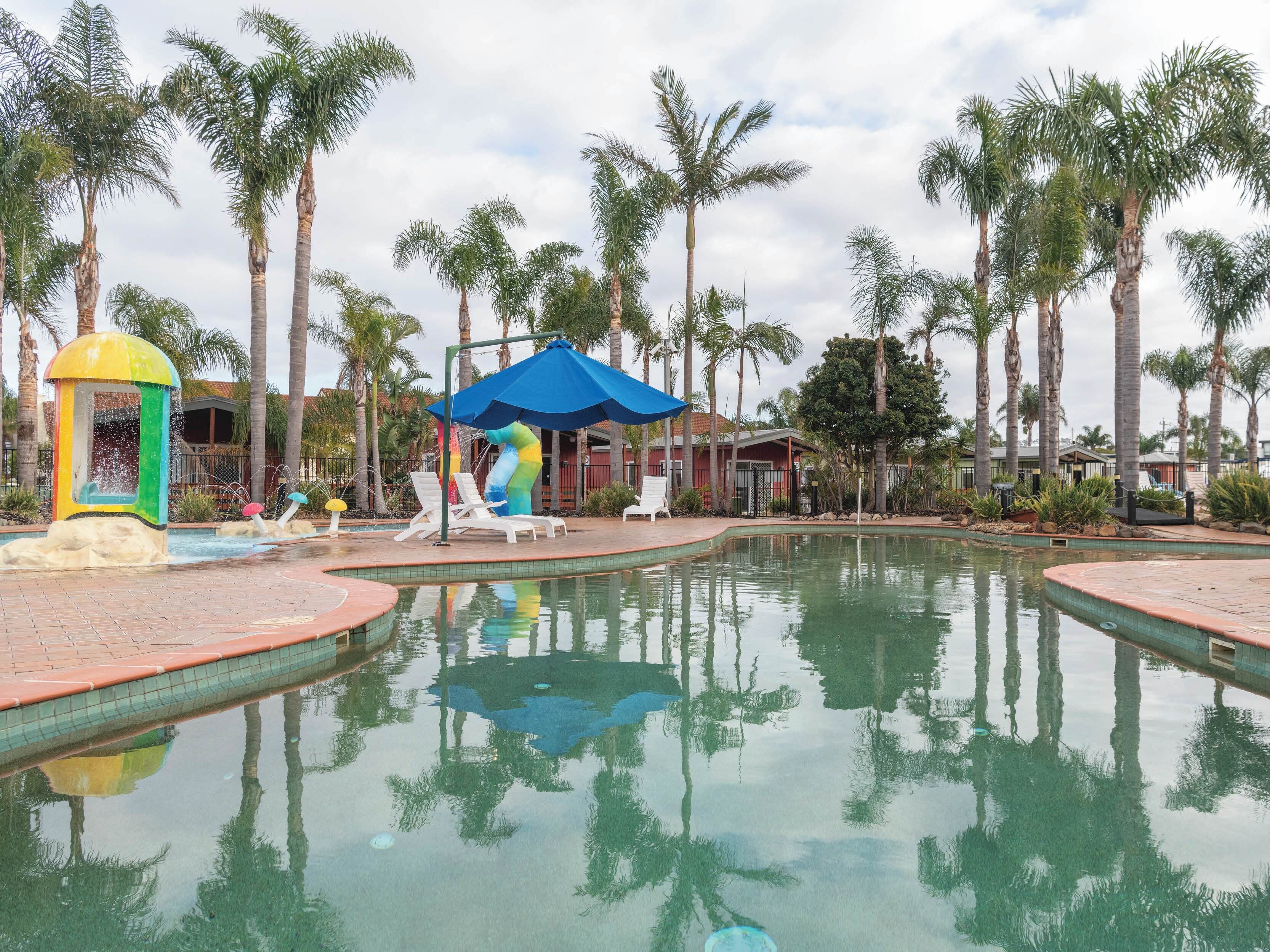 3 piscinas externas, guarda-sóis, espreguiçadeiras