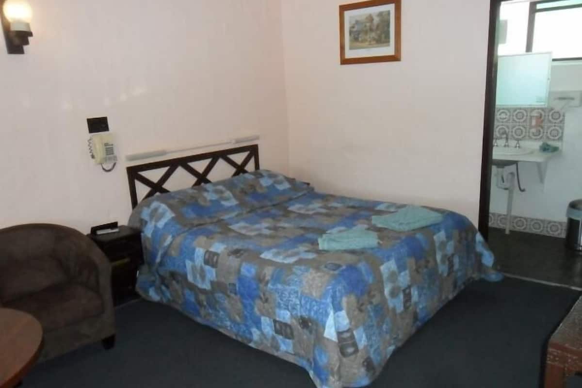 Standard Room, Non Smoking (Queen) | Iron/ironing board, cribs (surcharge), WiFi (free)