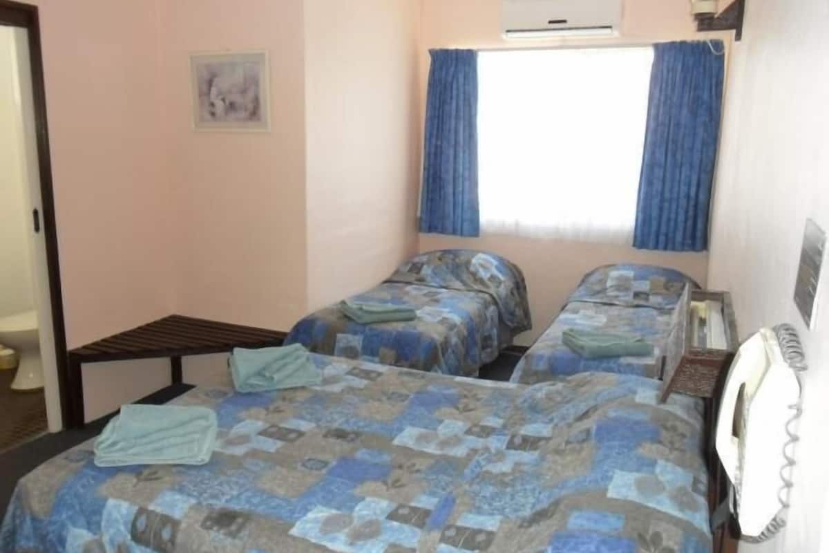 Chambre Standard, non-fumeurs (double +2 singles) | Fer et planche à repasser, lits bébé (en supplément), Wi-Fi gratuit