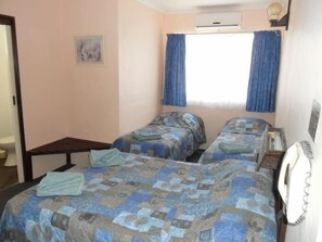 Standard Room, Non Smoking (double +2 singles) | Iron/ironing board, cribs/infant beds, free WiFi - El Mexicali Motel (Parkes)