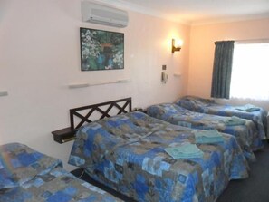 Standardzimmer, Nichtraucher (double +3 singles) | Bügeleisen/Bügelbrett, Babybetten, kostenloses WLAN