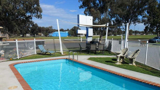BBQ/picnic area - El Mexicali Motel (Parkes)