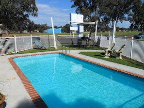 BBQ/picnic area - El Mexicali Motel (Parkes)