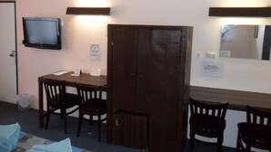 Standard Room, Non Smoking (double +3 singles) | Iron/ironing board, cribs (surcharge), WiFi (free) - El Mexicali Motel (Parkes)