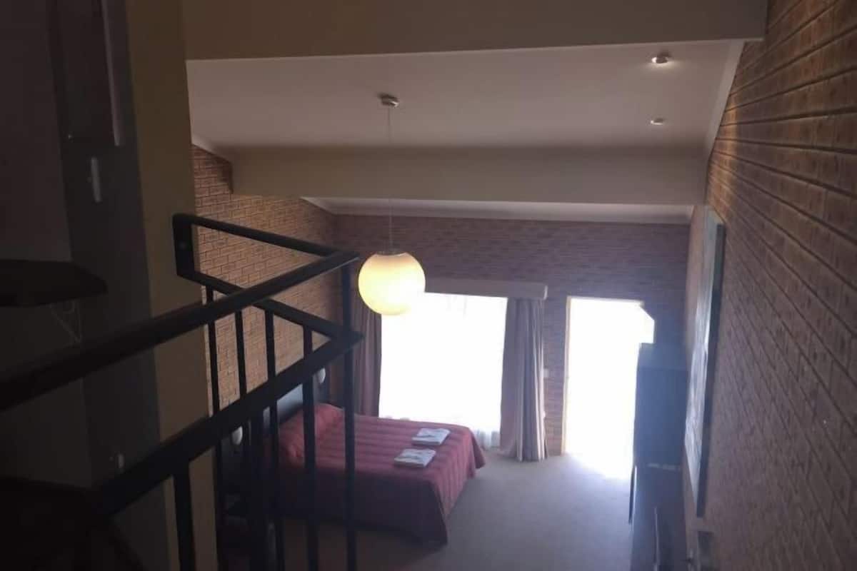 Ayrı ayrı dekore edilmiş, masa, güneşlik/perde, ses yalıtımı