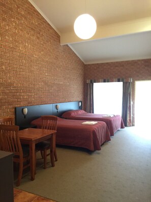 Individually decorated, desk, blackout curtains, soundproofing - Bright on Track (Bright)