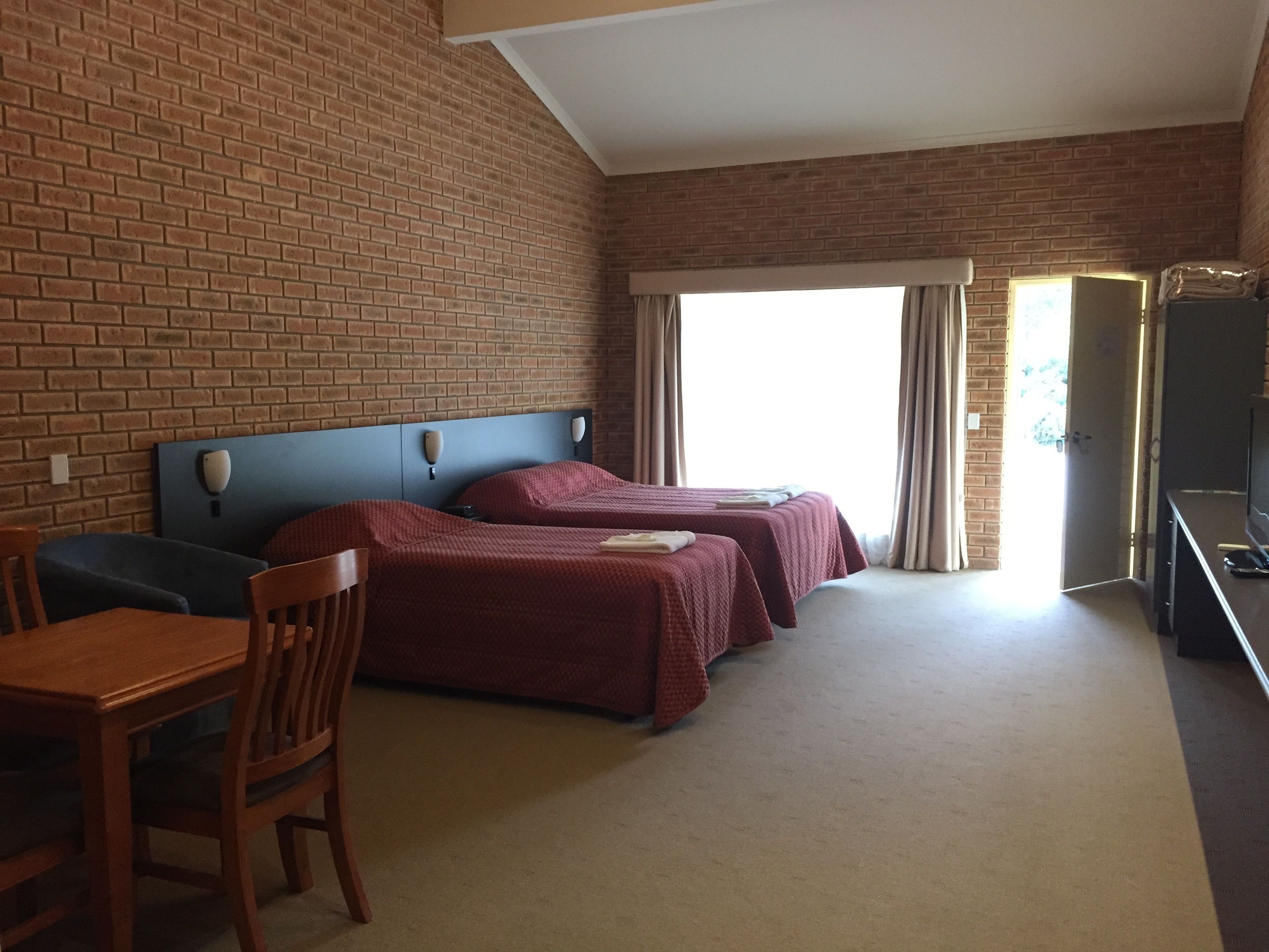 Decoración personalizada, escritorio y cortinas blackout 