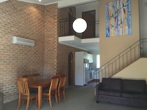 Suíte standard, vários quartos, para não fumantes, cozinha (Tower) | Individualmente decorados, escrivaninha, cortinas blackout