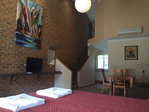 Standard Suite, 2 Bedrooms, Non Smoking, Kitchenette (Mezzanine) | Dihias secara berasingan, meja, langsir/tirai gelap terus, kalis bunyi