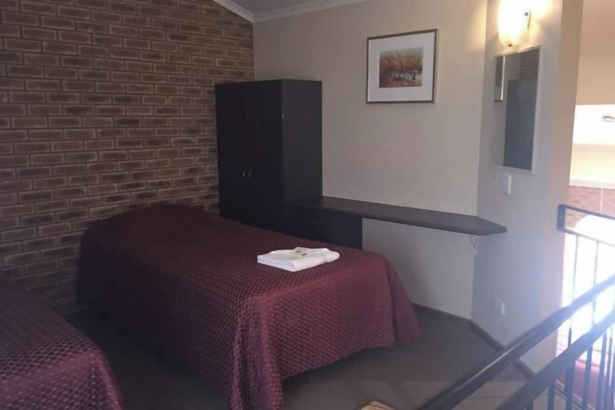 Ayrı ayrı dekore edilmiş, masa, güneşlik/perde, ses yalıtımı