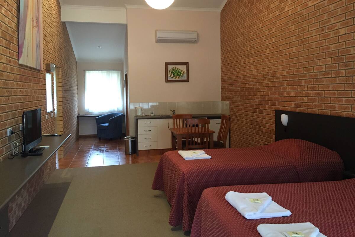 Standard Stüdyo, Sigara İçilmez, Küçük Mutfak (Disabled) | Ayrı ayrı dekore edilmiş, masa, güneşlik/perde, ses yalıtımı