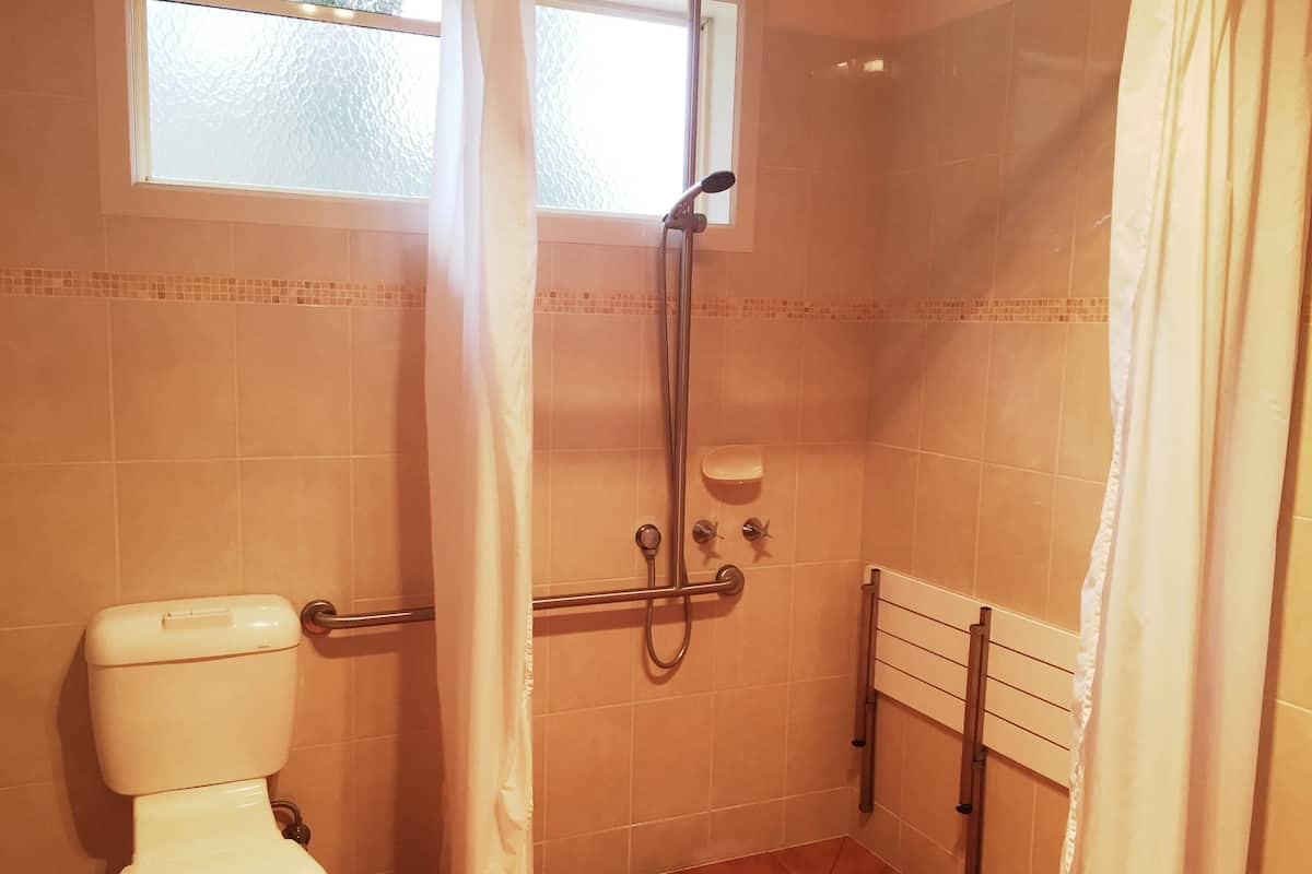 Standard Stüdyo, Sigara İçilmez, Küçük Mutfak (Disabled) | Banyo | Ayrı küvet ve duş, ücretsiz banyo/kozmetik ürünleri, havlu