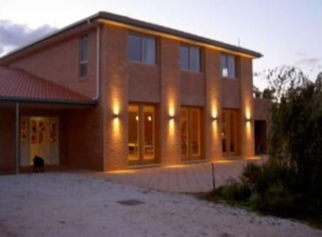 Fachada del alojamiento - Noche. Bright on Track