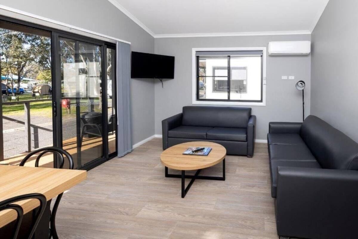 Superior 3 Bedroom Cabin | 2 多间卧室、床单