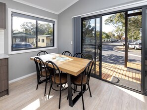 Superior 3 Bedroom Cabin | In-room dining - BIG4 Mudgee Holiday Park (Mudgee)