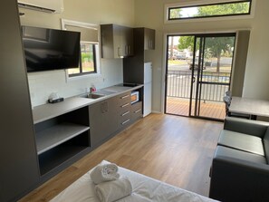 Superior Studio | Cocina privada | Refrigerador, microondas, parrilla de estufa y cafetera y tetera 