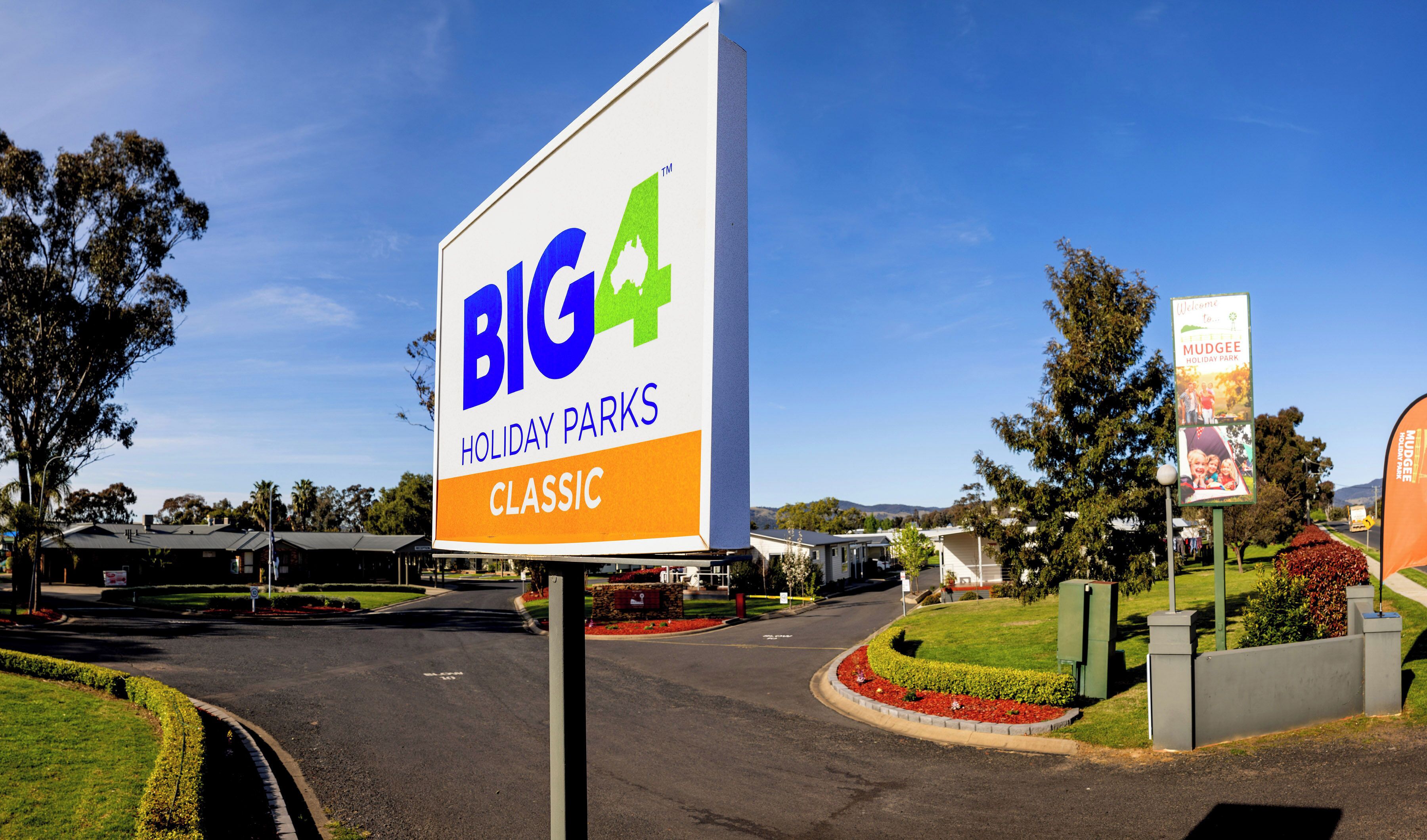 Un panneau indiquant l’emplacement du complexe hôtelier « Big 4 Holiday Parks Classic ».