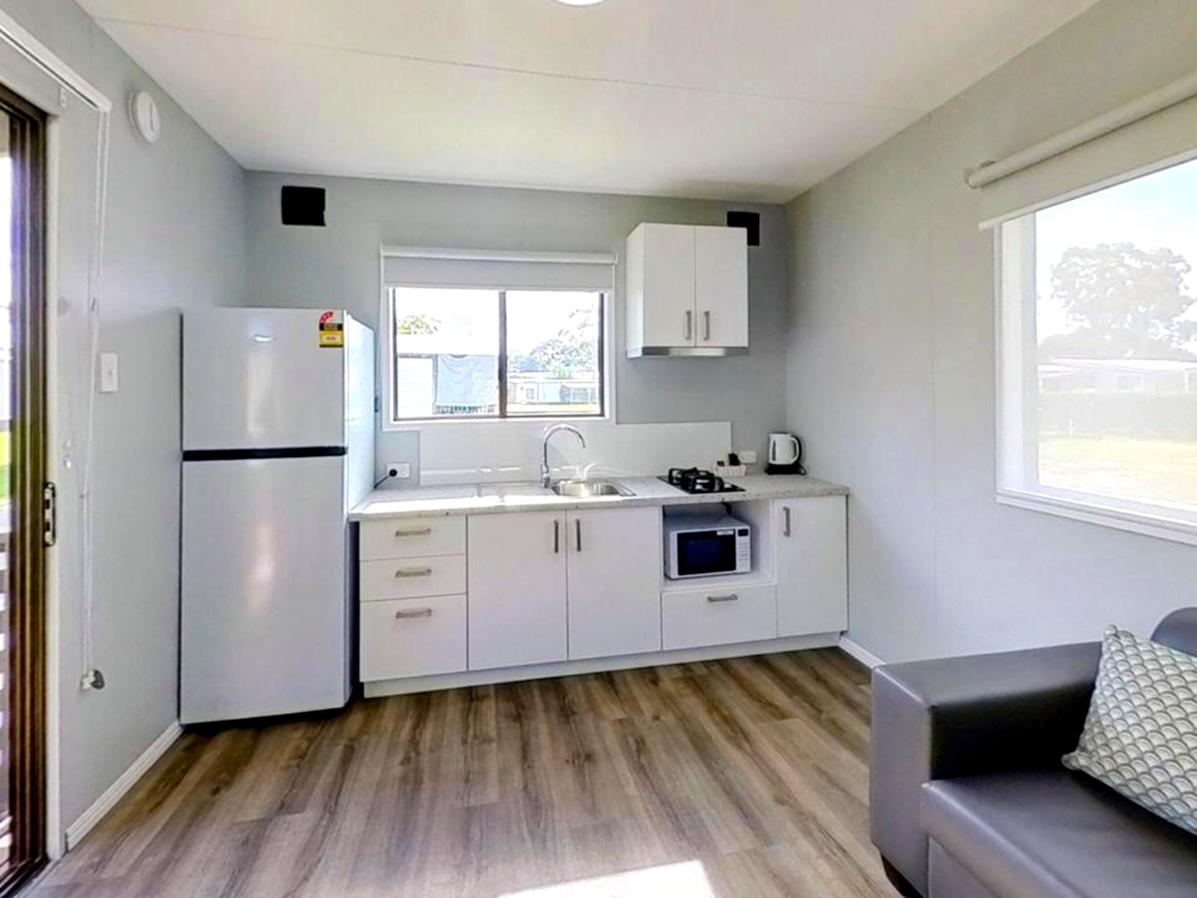 Cabaña estándar | Cocina privada | Frigorífico, microondas, cafetera o tetera y tostadora