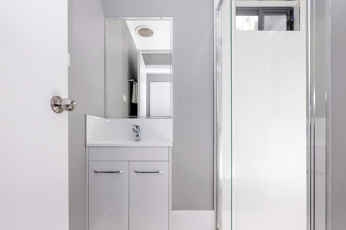 Superior 3 Bedroom Cabin | Badezimmer | Dusche, Handtücher, Toilettenpapier