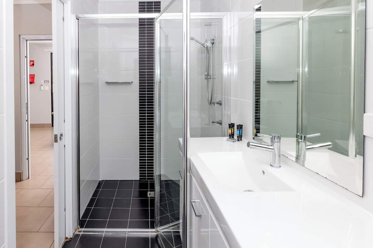 Superior 1 Bedroom Cabin | Badezimmer | Dusche, Handtücher, Toilettenpapier