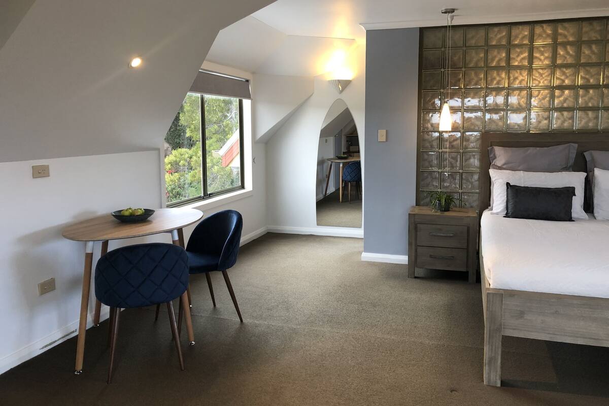 Romanttinen studiosviitti, 1 makuuhuone, parveke, näköala satamaan (Queen Spa Suite) | Ylelliset vuodevaatteet, silitysrauta/-lauta, yksilöllisesti kalustettu