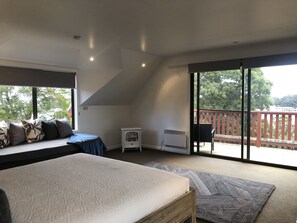 Studio Suite phong cách lãng mạn, 1 phòng ngủ, ban công, quang cảnh cảng (Queen Spa Suite) | Bộ đồ giường cao cấp, trang bị nội thất với thiết kế riêng biệt 