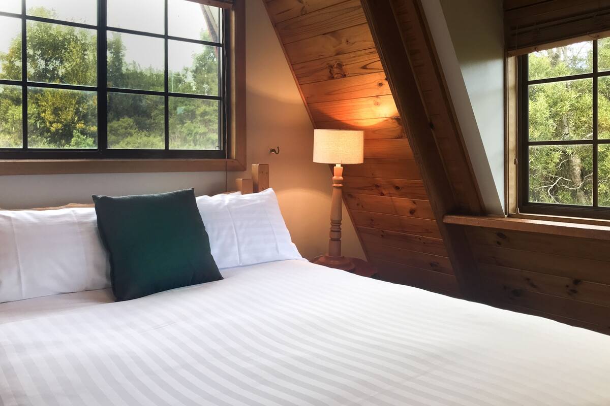 Comfort-chalet, 2 makuuhuonetta, tupakointi kielletty, keittiö (A Frame Chalet) | Ylelliset vuodevaatteet, silitysrauta/-lauta, yksilöllisesti kalustettu