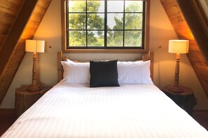 Nhà gỗ tiện nghi đơn giản, 2 phòng ngủ, không hút thuốc, bếp (A Frame Chalet) | Bộ đồ giường cao cấp, trang bị nội thất với thiết kế riêng biệt 